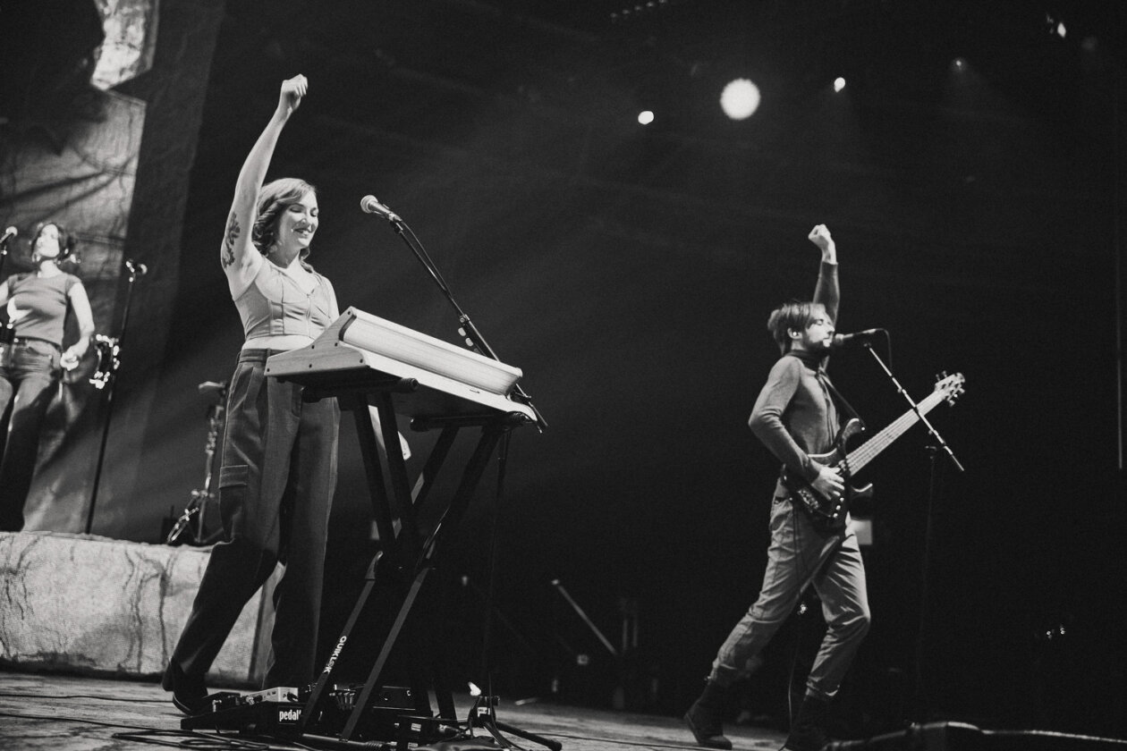 Hozier – Wenn der irische Sänger und Gitarrist die Bühne betritt, ist die Halle rappelvoll. – Im Velodrom.