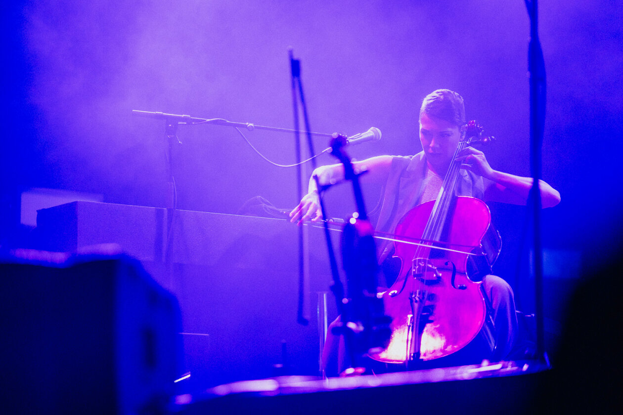 Hozier – Wenn der irische Sänger und Gitarrist die Bühne betritt, ist die Halle rappelvoll. – Am cello.