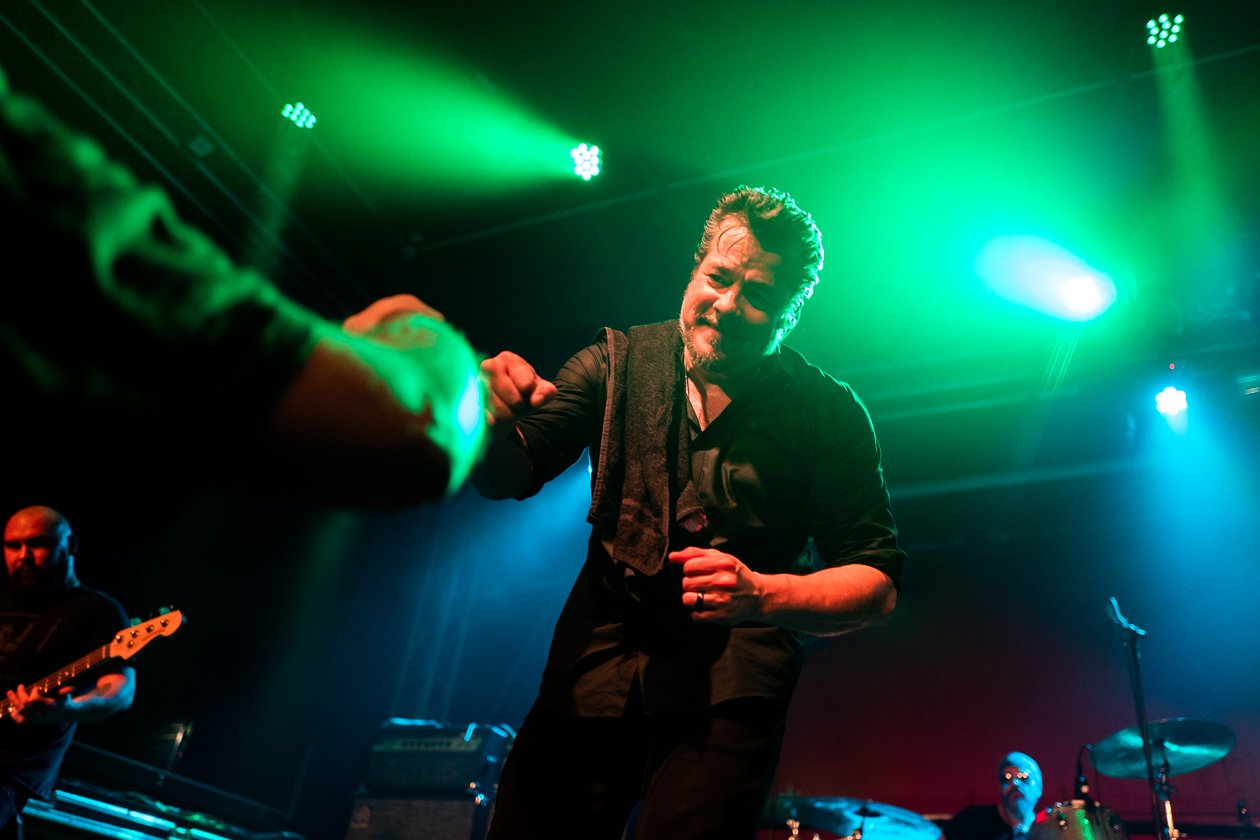 Back on track - und wie: der Ex-Kyuss-Fronter mit neuer Band und aktuellem Album. – John Garcia.