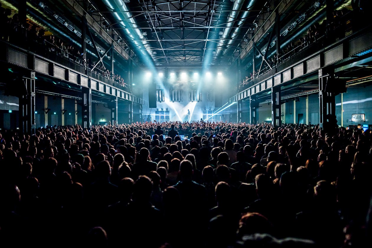 Justice – DIe französischen Dancestars vor 4.000 Fans. – 4.000 Fans wollen die Franzosen sehen.