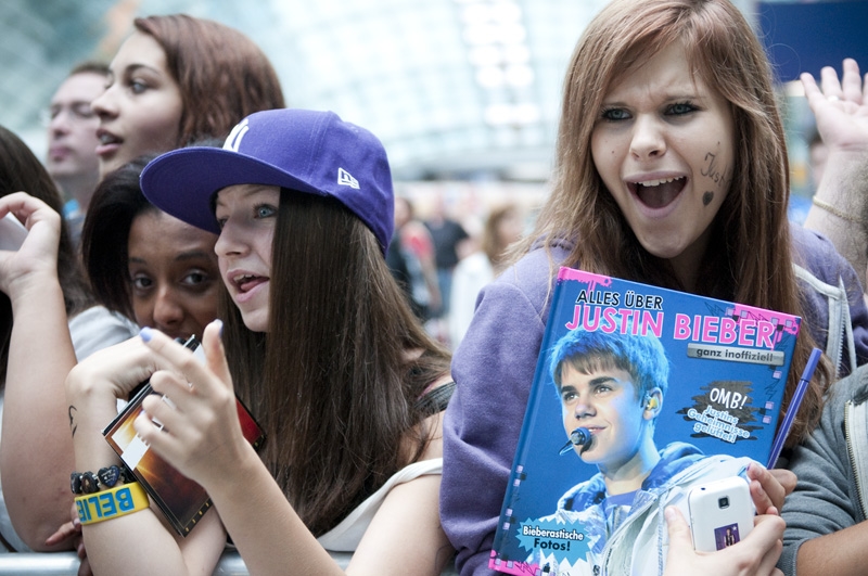 Justin Bieber unplugged am Frankfurter Flughafen. – Bieber-Fans, Frankfurt 2012