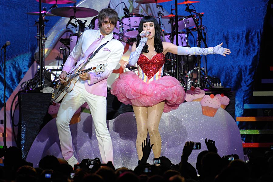 Katy Perry – Ein zuckersüßer Albtraum aus pinker Deko und altbekannten Hits – Ein bisschen mit den Musikern flirten...