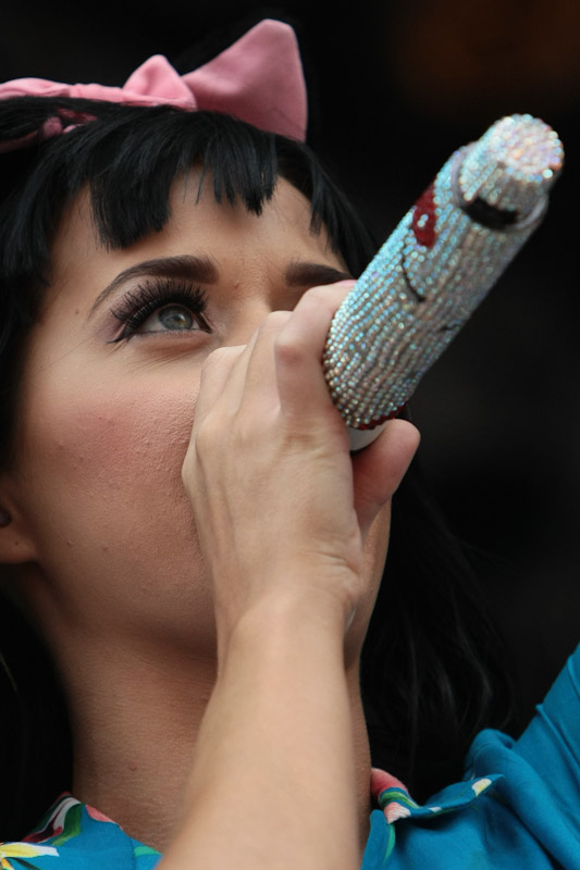 Katy Perry – Sextoys zur Begrüßung. Katy was not amused, lieferte aber trotzig eine Spitzenshow. – 