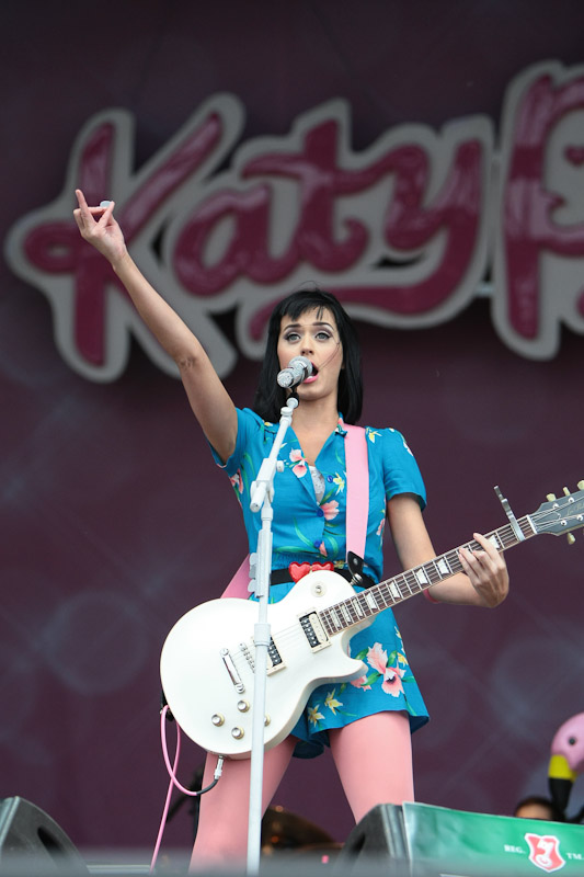 Katy Perry – Sextoys zur Begrüßung. Katy was not amused, lieferte aber trotzig eine Spitzenshow. – 
