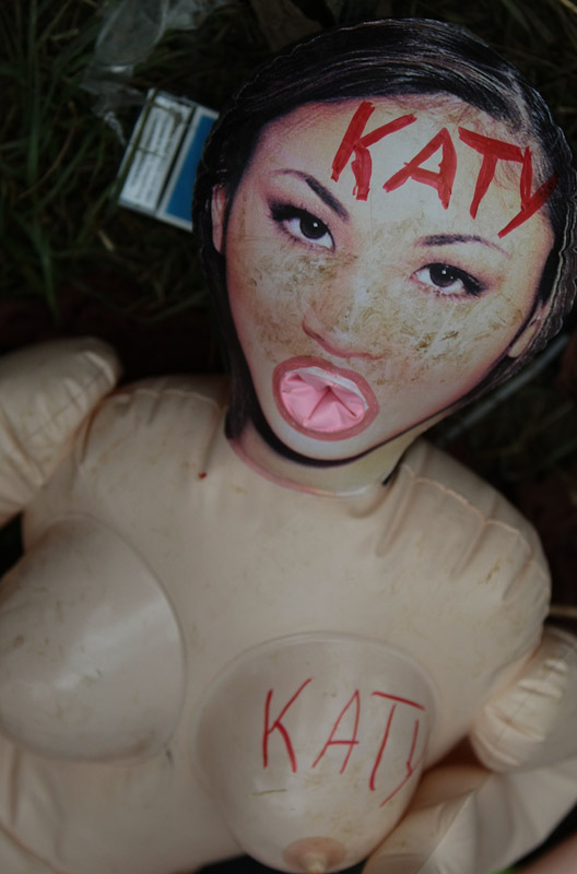 Katy Perry – Sextoys zur Begrüßung. Katy was not amused, lieferte aber trotzig eine Spitzenshow. – Der Corpus Delicti im Detail: gemein!