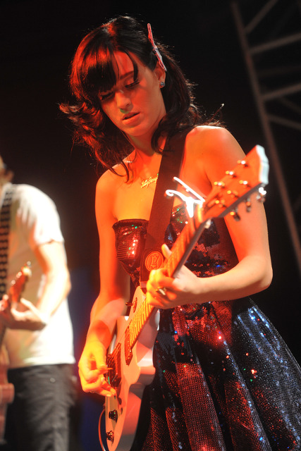 Katy Perry – Die Mädchenküsserin live in der Werkstatt Köln 2008. – Ende 2007 erscheint die Single "Ur So Gay" ...