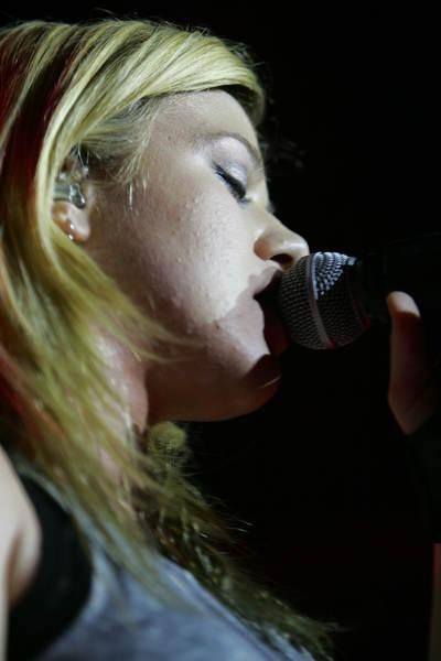 Kelly Clarkson – Die Amercian Idol-Gewinnerin gibt die Rockröhre. – 