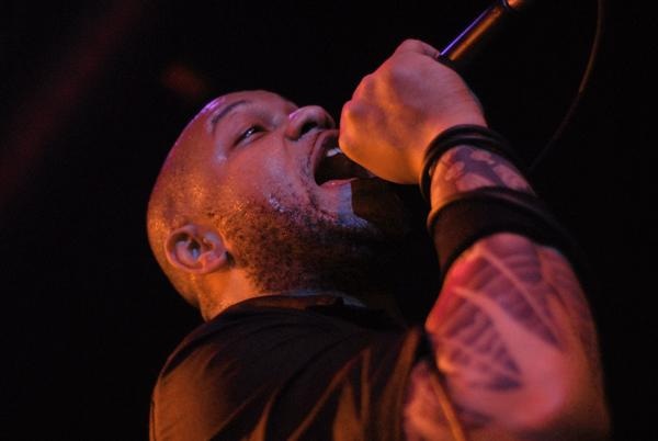 Killswitch Engage – Mit fetter Lichtshow unterwegs im Rohstofflager – 