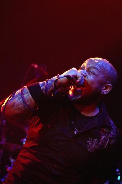 Killswitch Engage – Mit fetter Lichtshow unterwegs im Rohstofflager – 