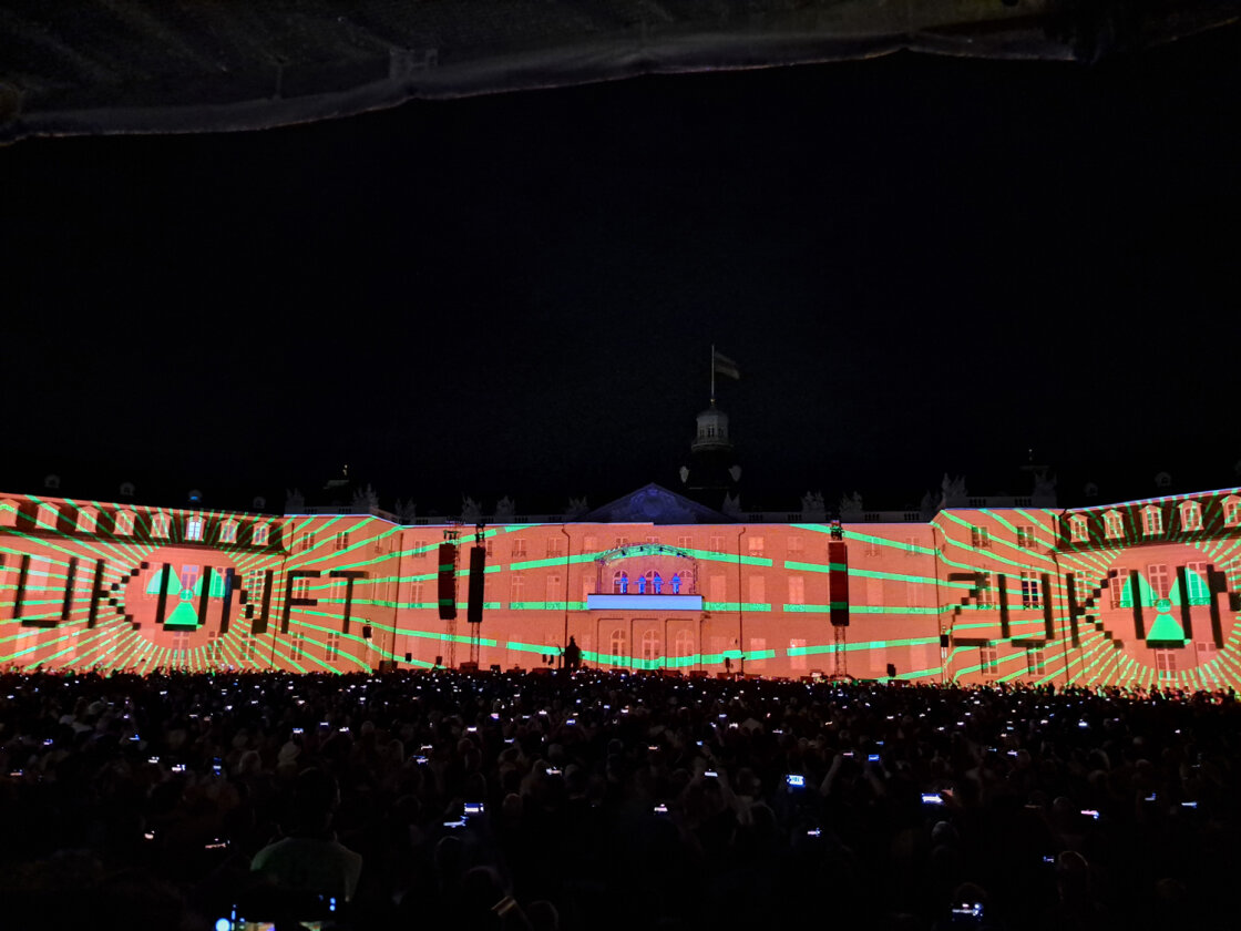 Spektakuläre Show vor dem Karlsruher Schloss beim einzigen Deutschland-Konzert in diesem Jahr. – Kraftwerk.