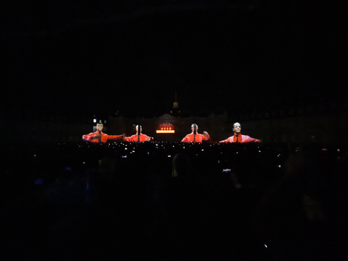 Kraftwerk – Spektakuläre Show vor dem Karlsruher Schloss beim einzigen Deutschland-Konzert in diesem Jahr. – ...die Roboter.