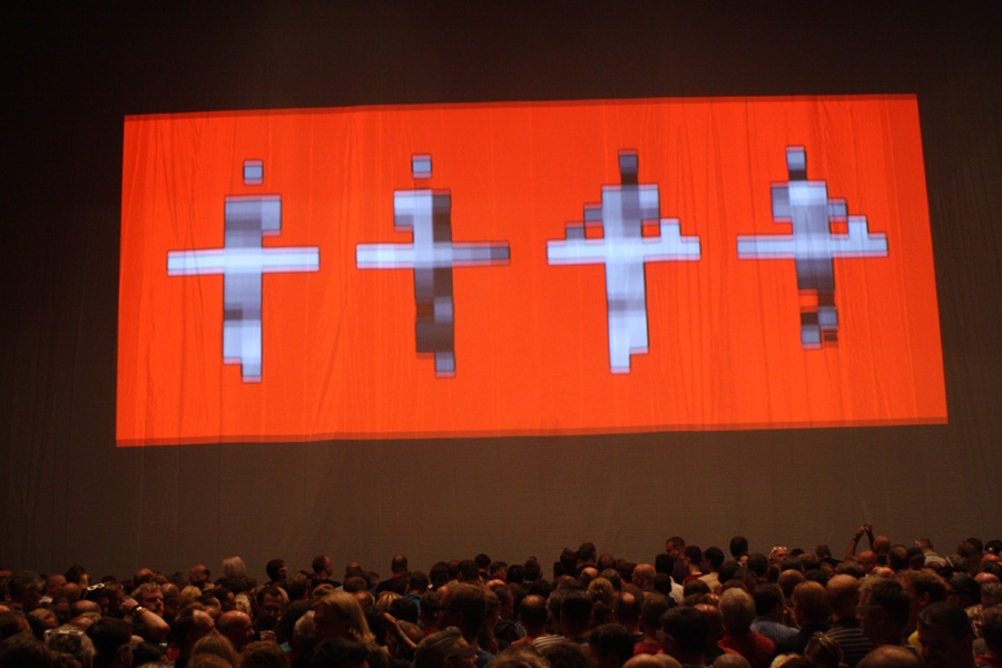 Kraftwerk gratulieren zum 25-jährigen Jubiläum der Institution. – Die Pixel-Roboter.