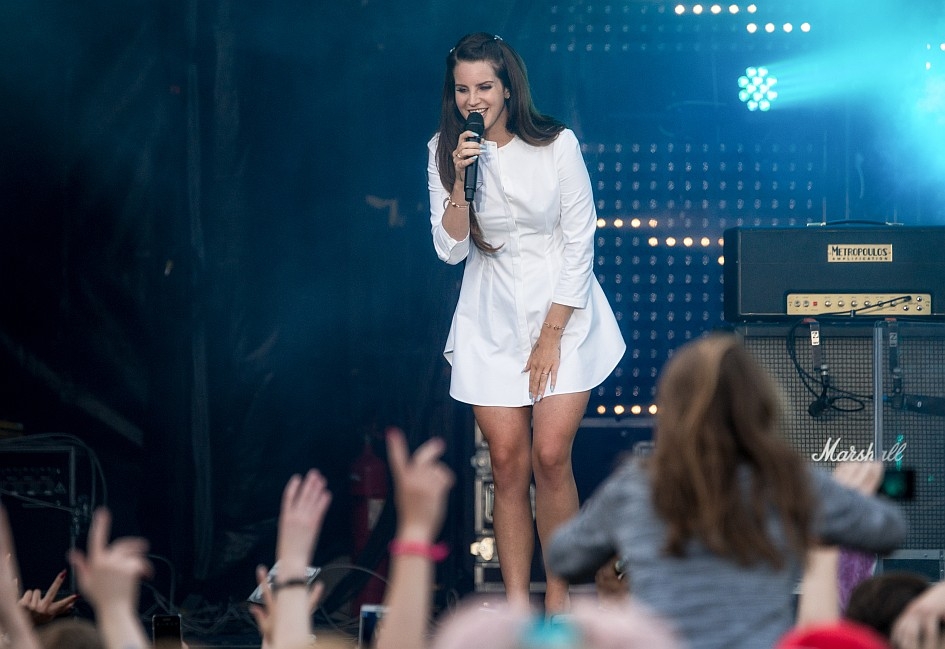 Lana Del Rey – Im kurzen Weißen beim  einzigen Konzert in Deutschland. – Lana und Fans.