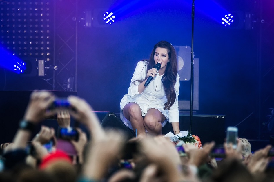 Lana Del Rey – Im kurzen Weißen beim  einzigen Konzert in Deutschland. – Nix mit Basic Instinct!