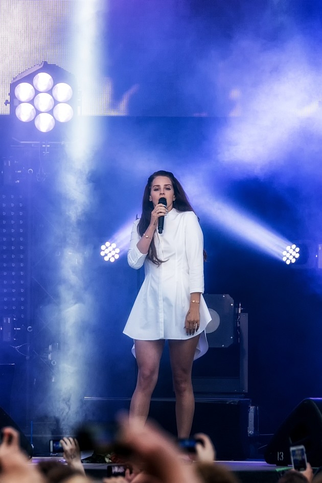 Lana Del Rey – Im kurzen Weißen beim  einzigen Konzert in Deutschland. – Lana on stage.