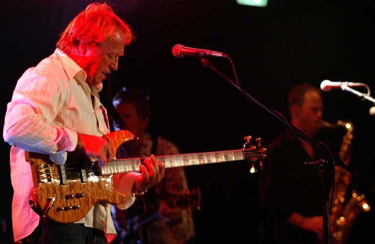 Level 42 – Bei den Jazz Open ließen Mike King und Co. die Funk-Sau raus. – 