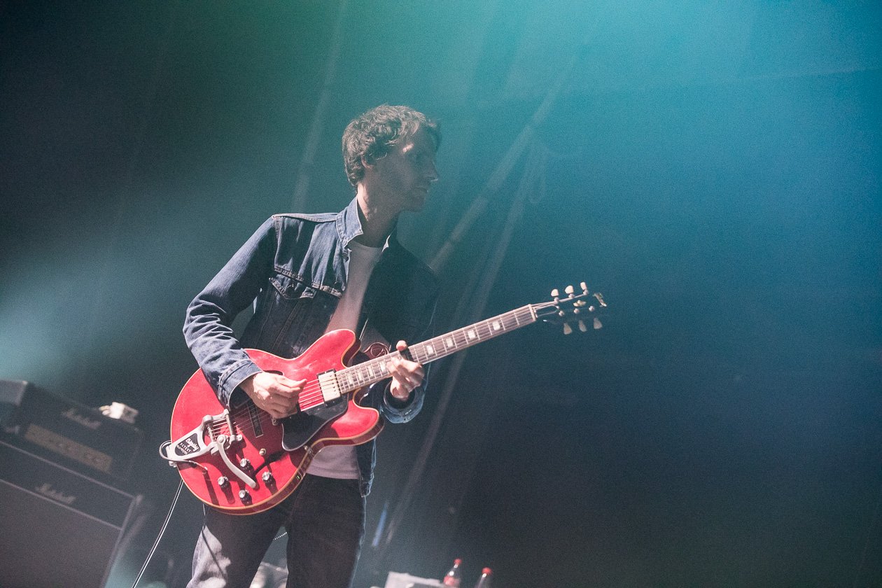 Liam Gallagher – Der legendäre Britrocker und Ex-Oasis-Sänger beim Nachholtermin in der Domstadt. – On guitar.