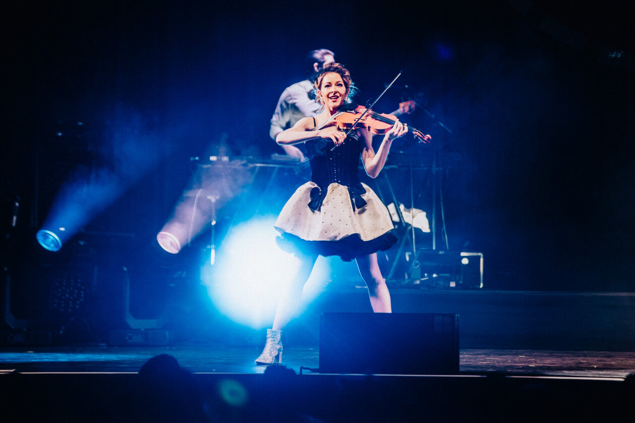 Weihnachtsshow: Die kalifornische Violistin und Komponistin auf Snow Waltz Tour. – Lindsey Stirling.