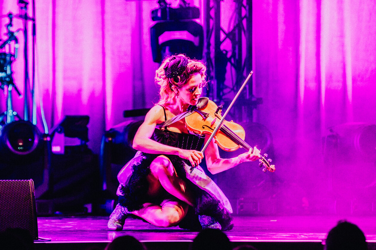 Weihnachtsshow: Die kalifornische Violistin und Komponistin auf Snow Waltz Tour. – Lindsey Stirling.