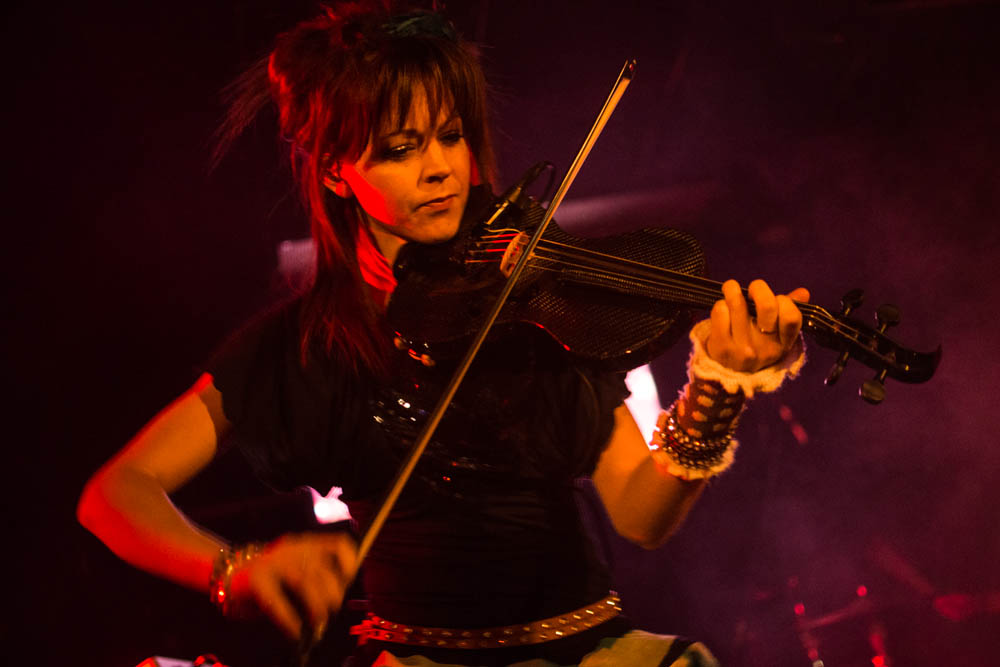 Lindsey und ihre Geige im ausverkauften Luxor. – Lindsey Stirling