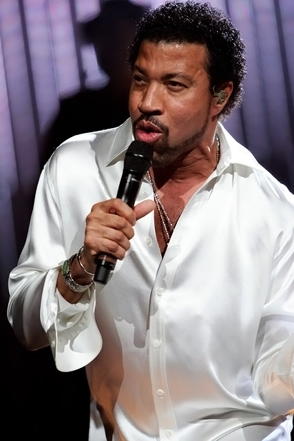 Eben noch bei Gottschalks "Wetten, dass ...?", nun schon wieder allein auf der Bühne: Lionel Richie. – 