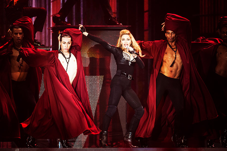Madonna – Unter wildem Bassgebrabbel und Glockenschlägen ...