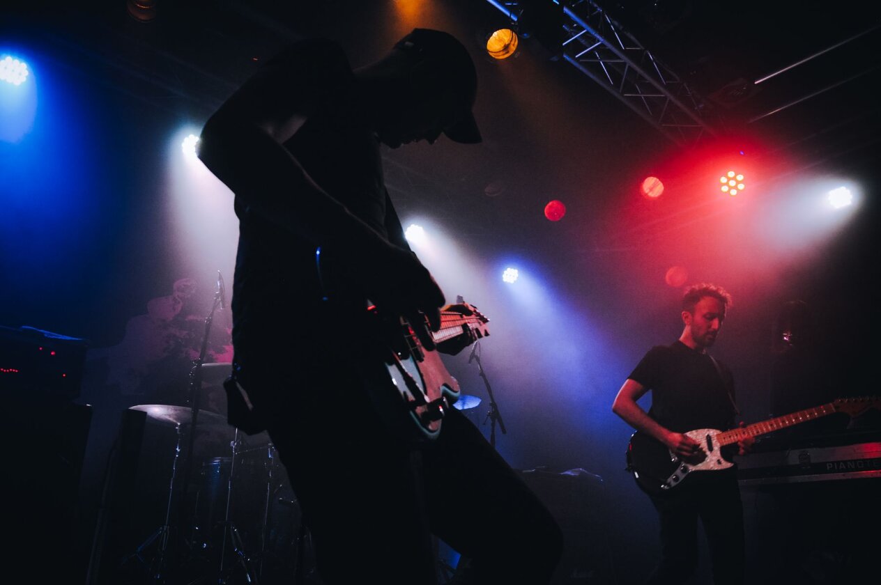 Livemusik ist zurück – Maybeshewill auch. Mit ihrem ersten Gig seit vier Jahren starten die Post-Rocker ihre Tournee in Köln. – Bass.