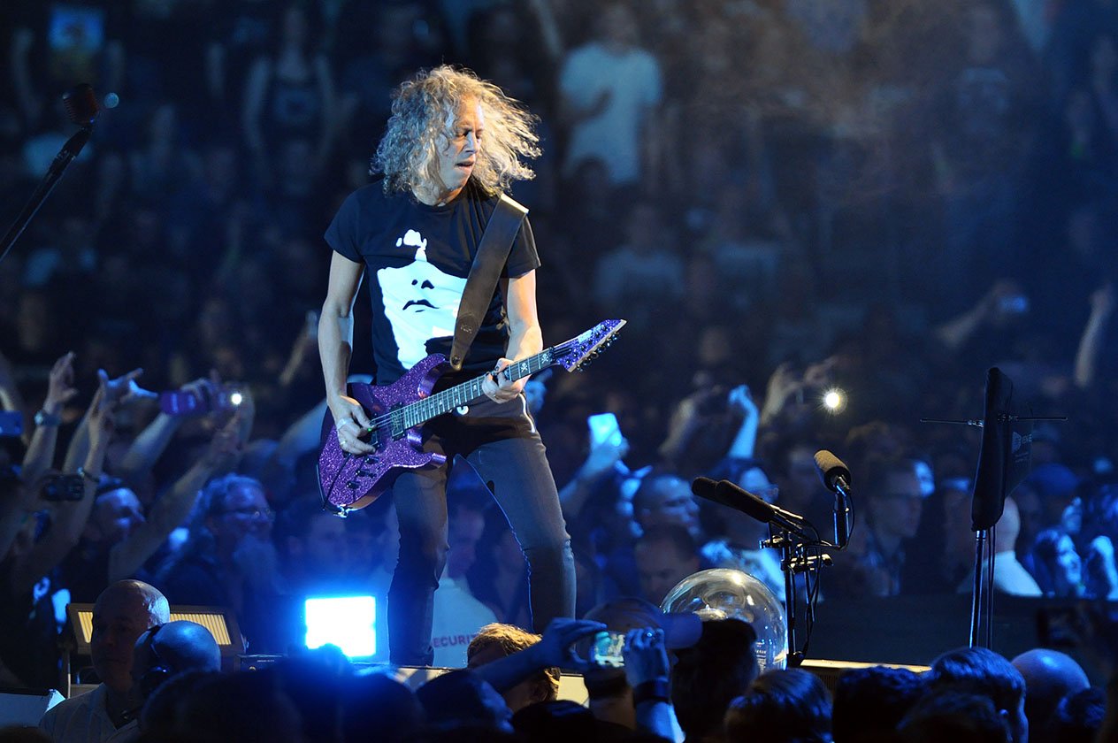 Metallica – Ein intimer und intensiver Auftritt vor 15.000 Zuschauern. – Gitarre in Glitzerlila.