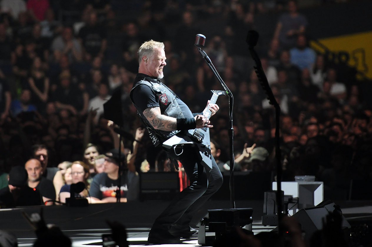 Metallica – Ein intimer und intensiver Auftritt vor 15.000 Zuschauern. – James Hetfield macht Dehnübungen. Zum ersten ...