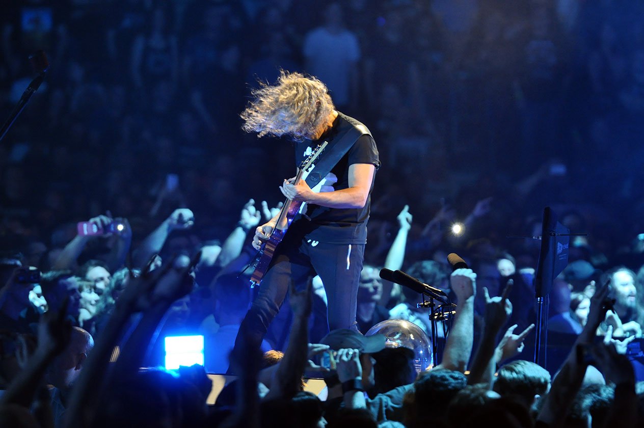 Metallica – Ein intimer und intensiver Auftritt vor 15.000 Zuschauern. – Die Mähne fliegt mit.