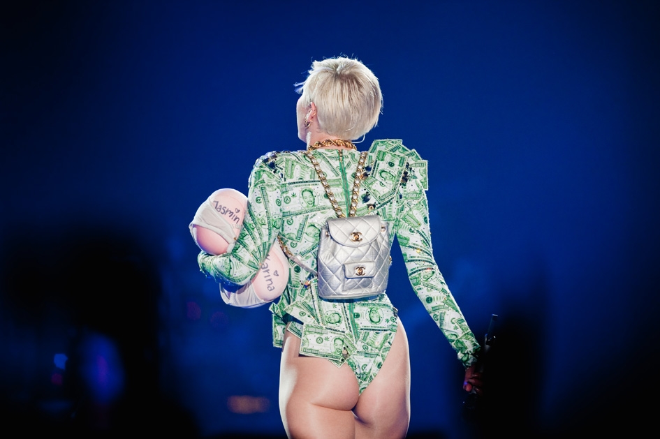 Miley Cyrus – Ein kleines bisschen Pornoshow. – Ein schöner Rücken ...