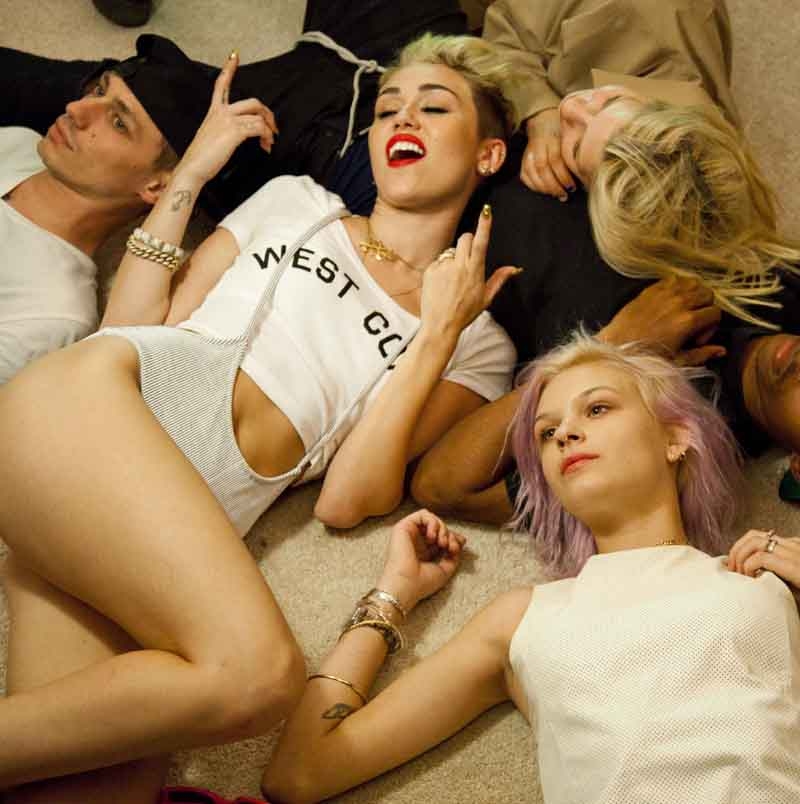 Miley Cyrus – Mileys neuer Look zum 2013 erschienenen Album "Bangerz". – ... aber warum eigentlich mit nur einem begnügen, wenn man auch gleich vier haben kann?