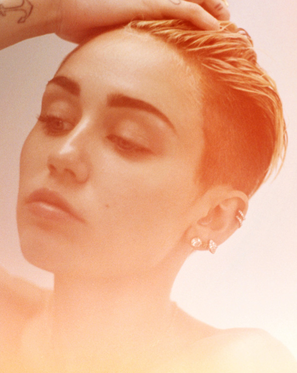 Miley Cyrus – Mileys neuer Look zum 2013 erschienenen Album "Bangerz". – Äußerst selbstbewusst gab sich Miley bei den Foto- und Videoshootings zu "Bangerz".