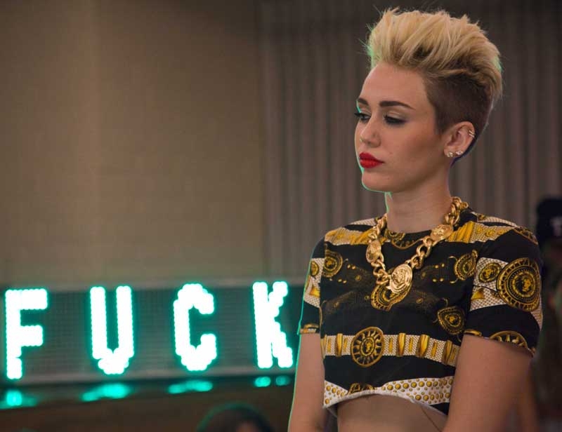 Miley Cyrus – Mileys neuer Look zum 2013 erschienenen Album "Bangerz". – Da rutscht schon mal das ein oder andere schlimme Wort raus.
