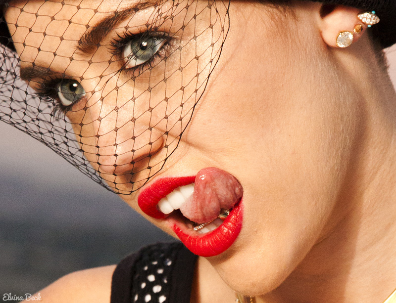 Miley Cyrus – Mileys neuer Look zum 2013 erschienenen Album "Bangerz". – Ihre Zunge hat Miss Cyrus in letzter Zeit auch eher selten unter Kontrolle.