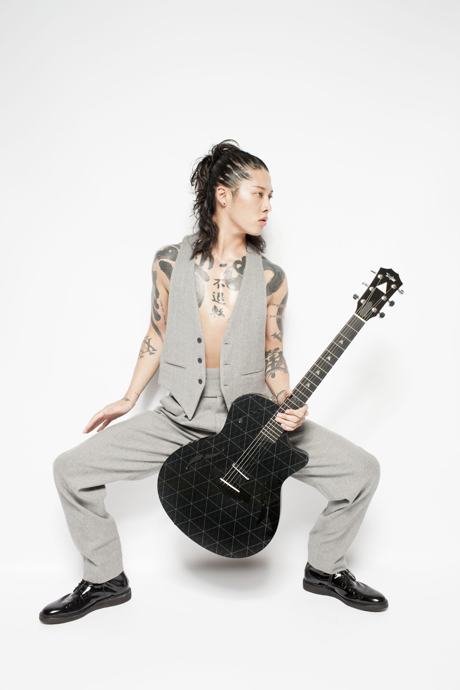 Fotos zum Albumrelease von "Miyavi". – Leider kommt die Gitarre dort ein wenig zu kurz.