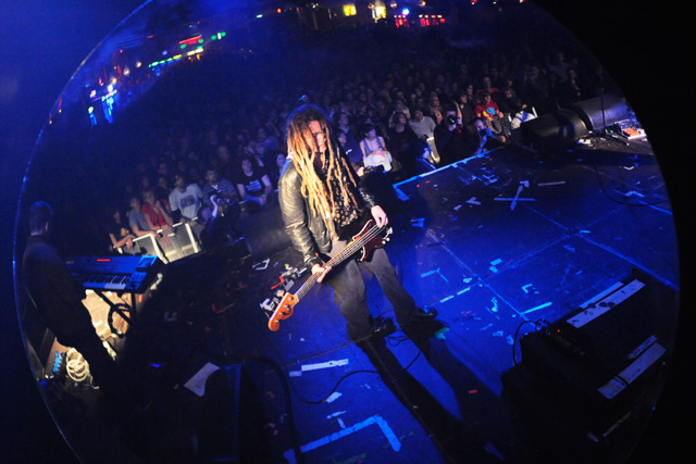 Ausverkauftes Haus beim Nada Surf-Tourauftakt in Deutschland. – 