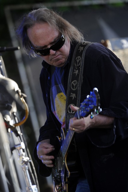 Neil Young – "Keep On Rocking In A Free World" am Tanzbrunnen. – Den Opener des Abends: "Hey, Hey, My, My" ...
