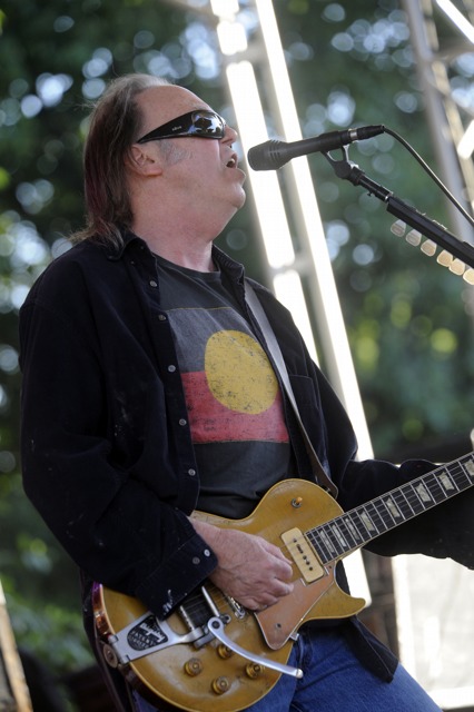 Neil Young – "Keep On Rocking In A Free World" am Tanzbrunnen. – Das Kölner Rheinufer ist eben nicht Woodstock.