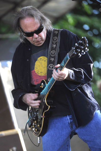 "Keep On Rocking In A Free World" am Tanzbrunnen. – Trotzdem spielt Neil Young in seiner gewohnt ...