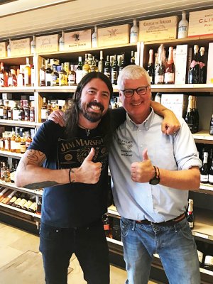 Foo Fighters: Dave Grohl gibt Fans Wein aus