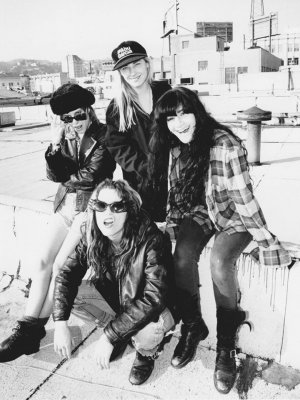 L7: Neues Album nach 20 Jahren