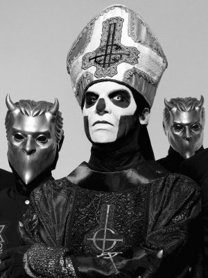 Metalsplitter: Ghost weihen den Corona-Papst