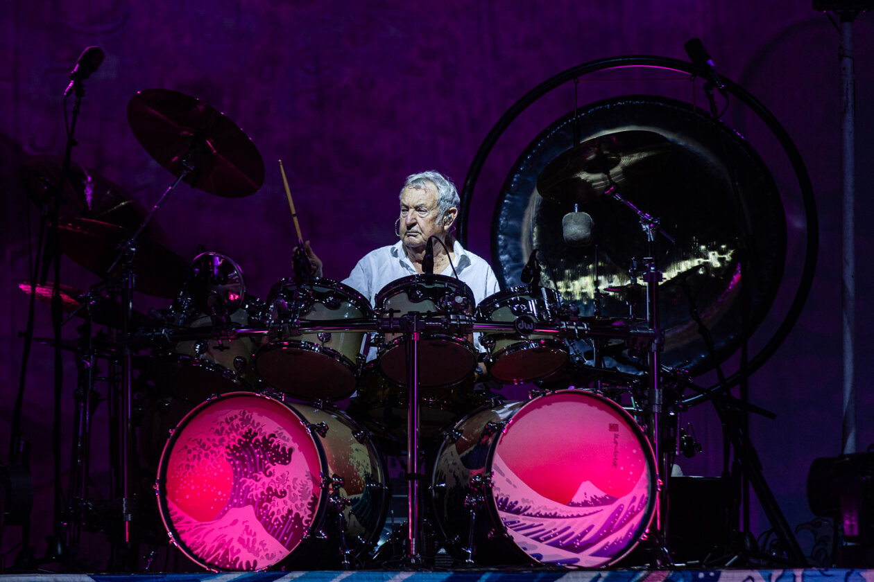 Nick Mason's Saucerful Of Secrets – Zurück auf Anfang: Der Pink Floyd-Drummer bringt  Songmaterial von 1965 bis 1972 auf die Bühne. – Nick Mason.