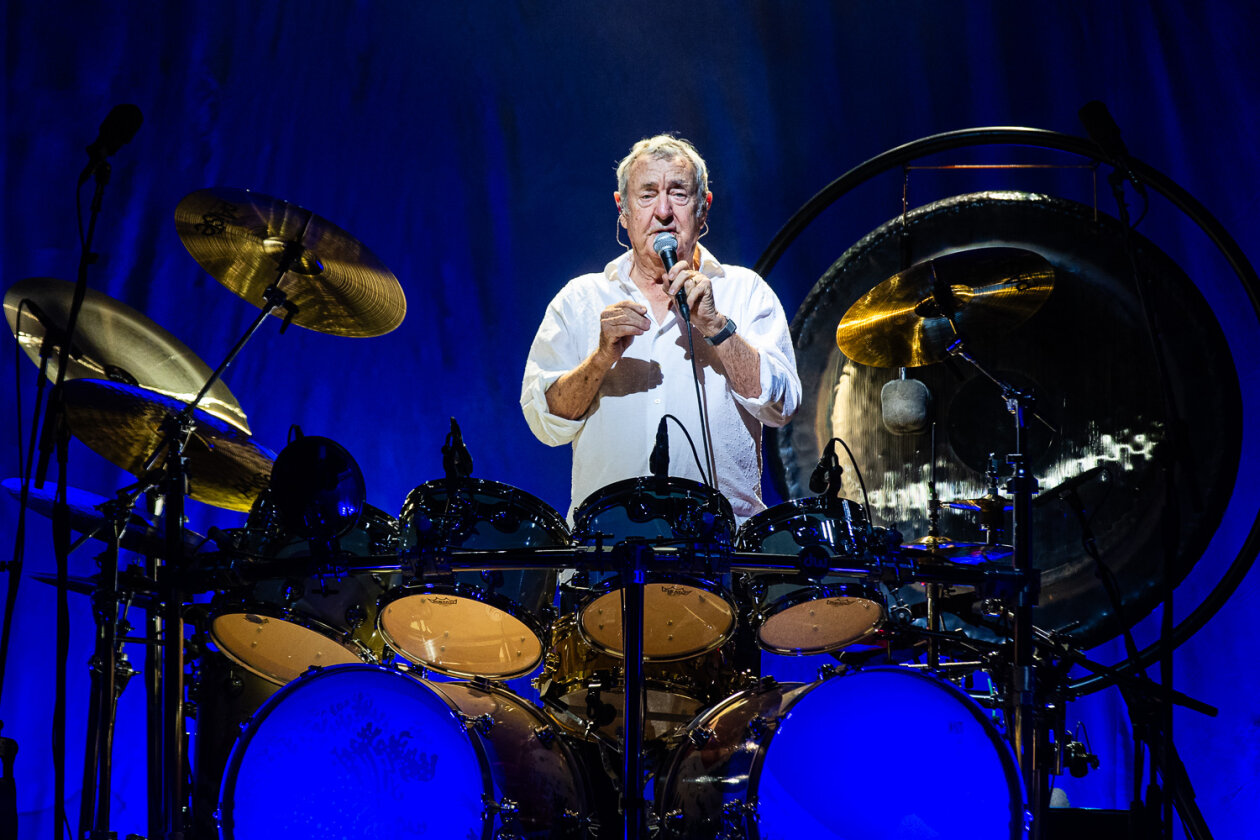 Nick Mason's Saucerful Of Secrets – Zurück auf Anfang: Der Pink Floyd-Drummer bringt  Songmaterial von 1965 bis 1972 auf die Bühne. – Nick Mason