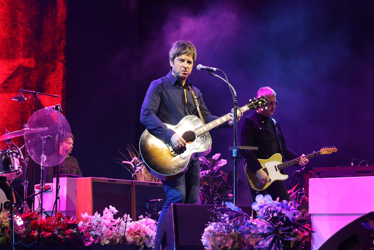 Noel Gallagher's High Flying Birds – Der sympathische Grummler aus Manchester beim exklusiven Deutschlandgig. – Noel Gallagher grummelt.