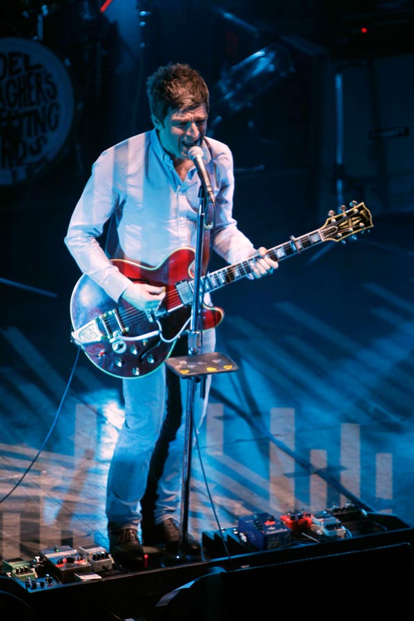 Noel Gallagher's High Flying Birds – Nach dem Split vom Bruder zeigt Noel Gallagher wo es lang geht. – ... macht es Noel alleine - und viele denken: besser.