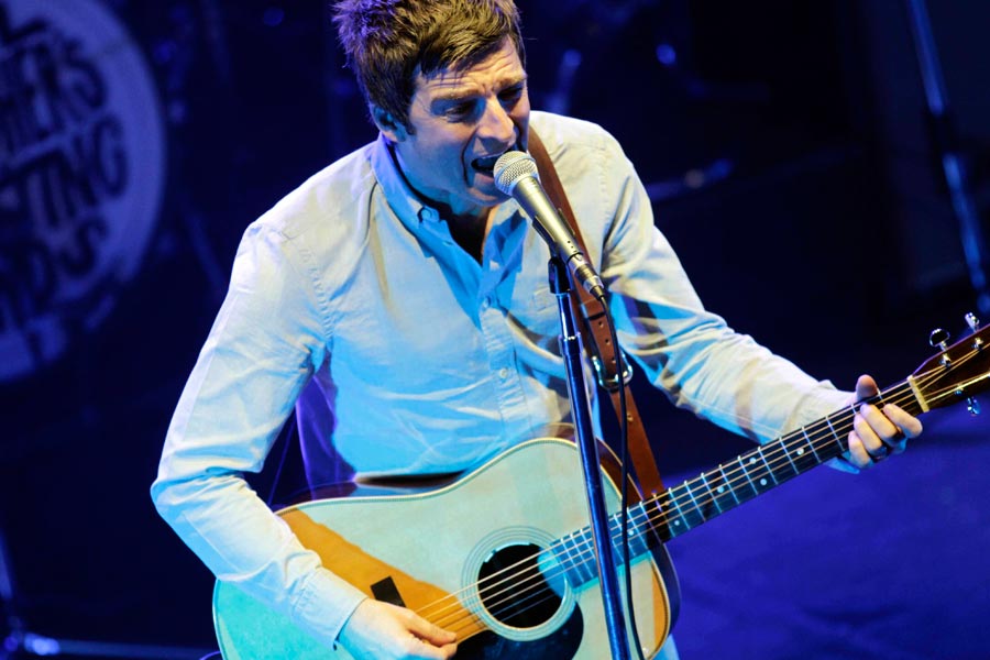 Noel Gallagher's High Flying Birds – Nach dem Split vom Bruder zeigt Noel Gallagher wo es lang geht. – ... wollten keine Zweifel aufkommen lassen, wer das bessere Überbleibsel von Oasis ist.