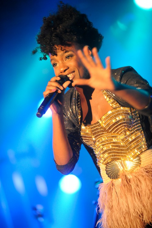 Frontfrau Shingai im Kurhaus Baden-Baden. – Noisettes live in Baden-Baden