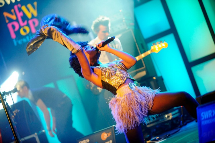 Frontfrau Shingai im Kurhaus Baden-Baden. – Noisettes live in Baden-Baden